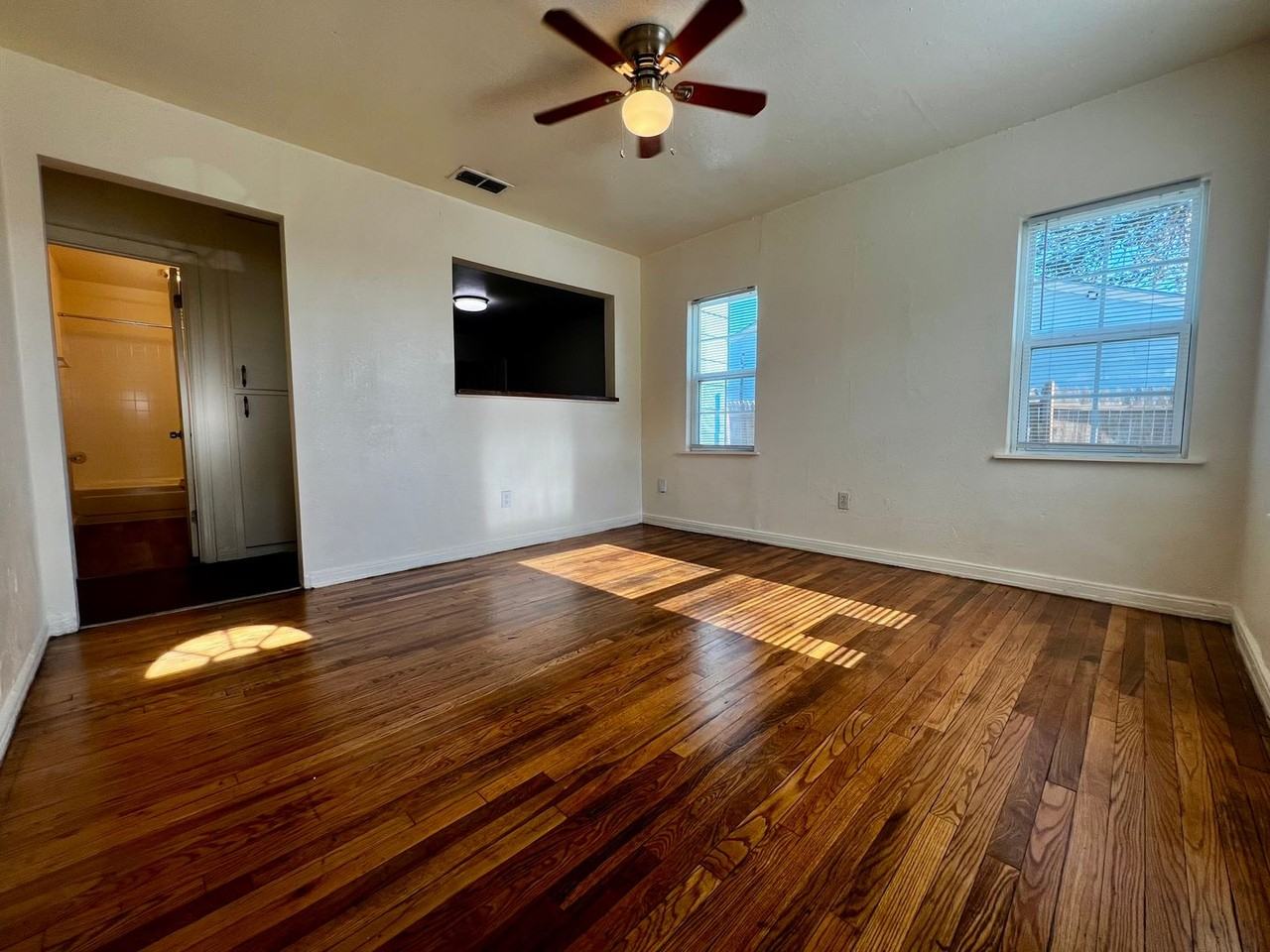 304 Avenue R - Photo 3 of 11