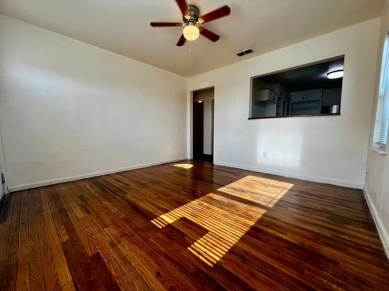 304 Avenue R - Photo 4 of 11