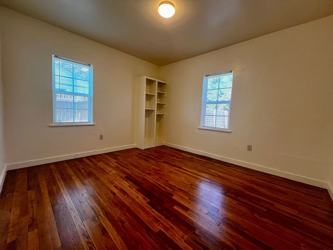 304 Avenue R - Photo 7 of 11