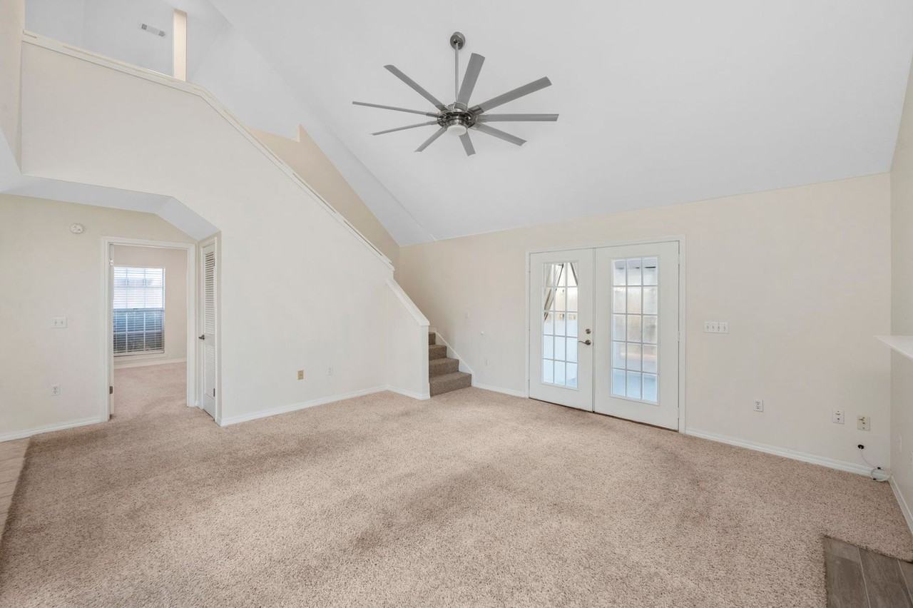 305 Parkwood Pl - Photo 6 of 39