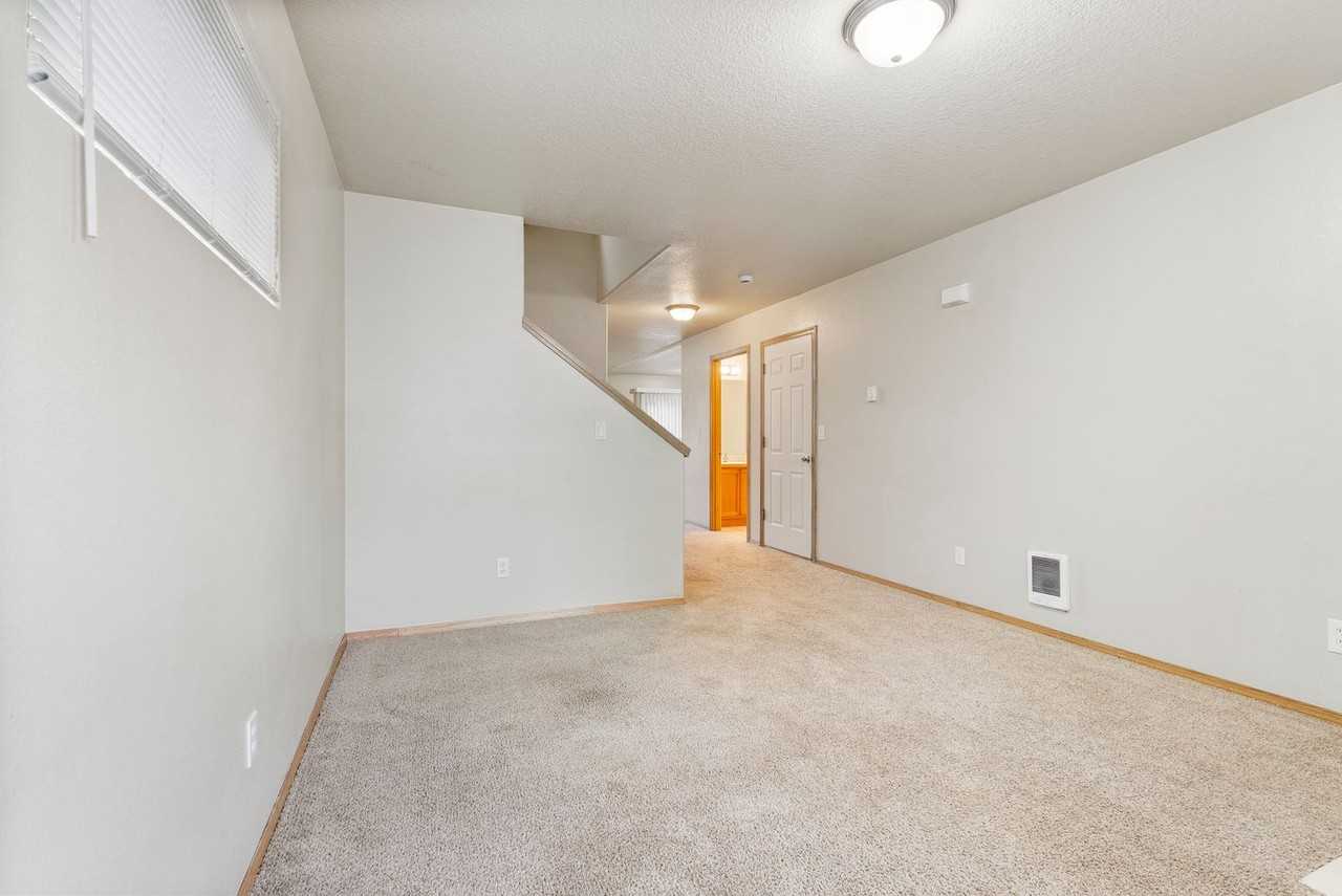 12588 Se Ramona St - Photo 5 of 37