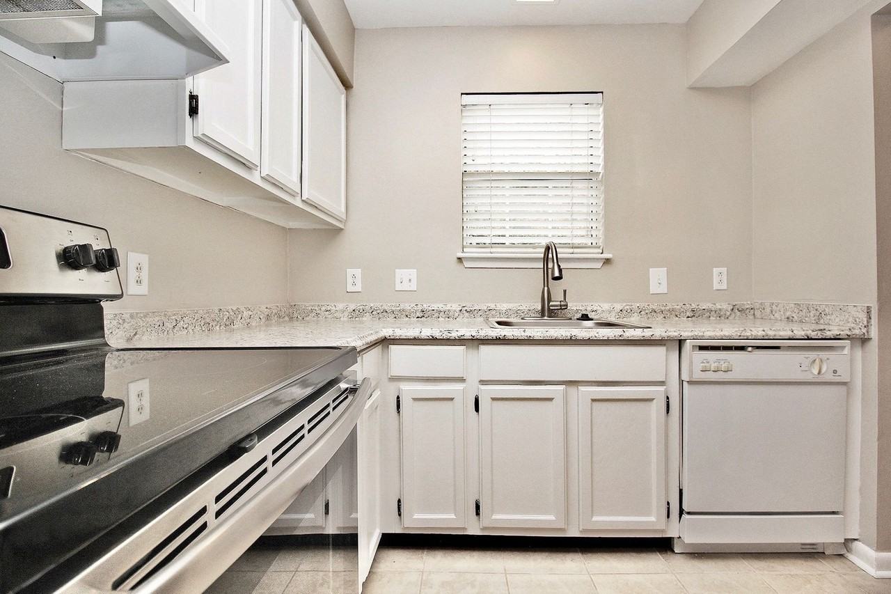 3127 Heathstead Pl - Photo 4 of 20