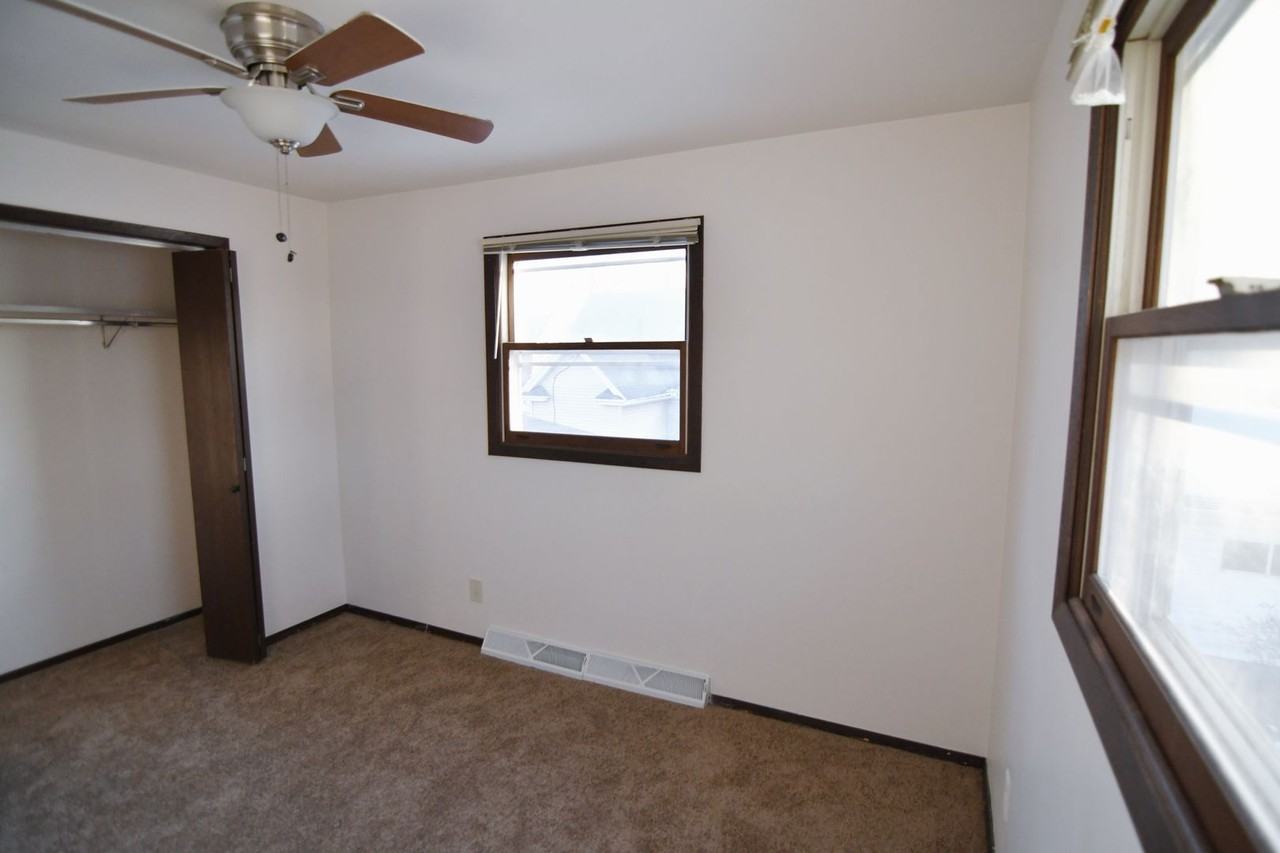 725 N Division St - Photo 4 of 11