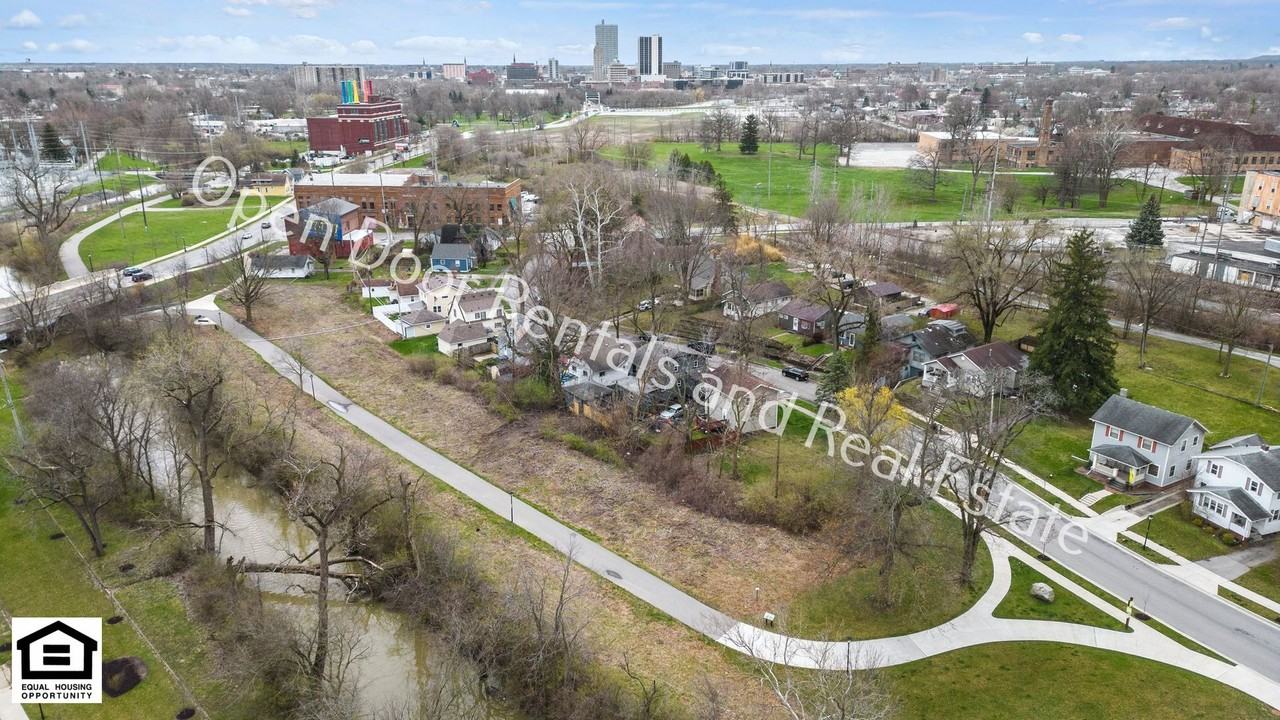 2144 Edgehill Ave - Photo 4 of 5