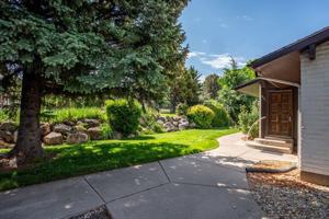 featured image of 901 Three Fountains Dr