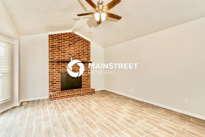 10302 Bayport Rd - Photo 3 of 18