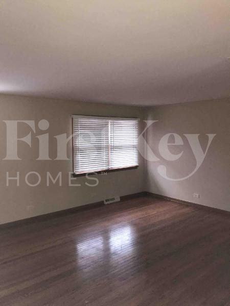 2027 Vardon Ln - Photo 3 of 12