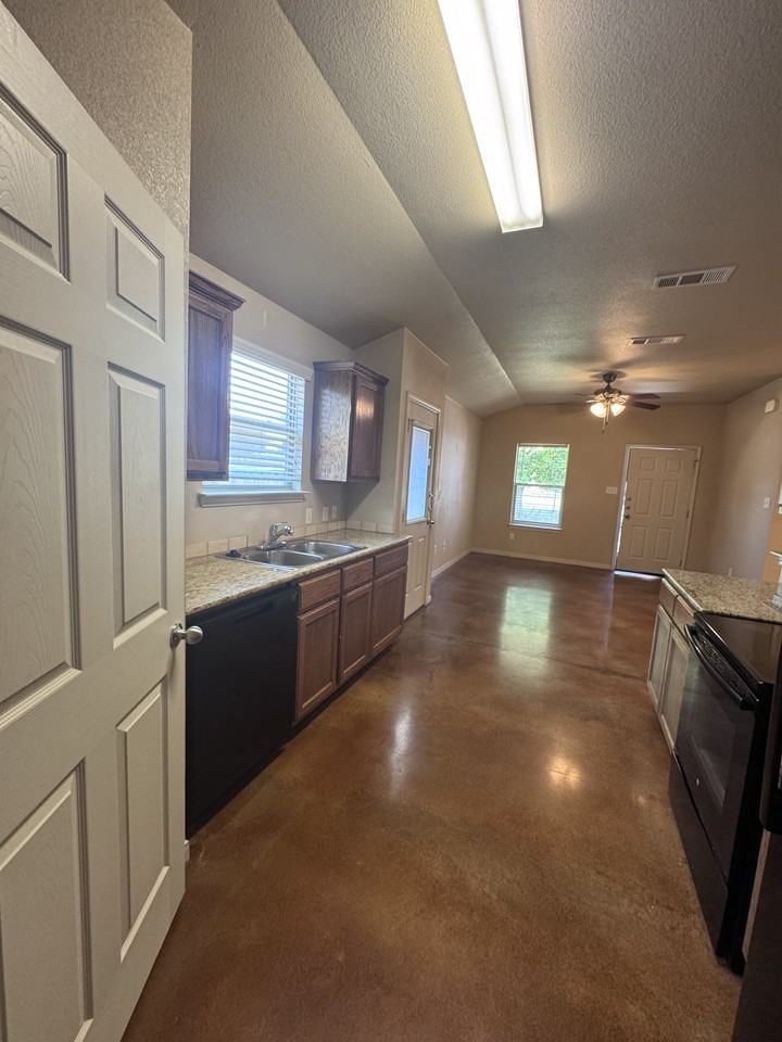 1523 Aztec Trce #B - Photo 6 of 34