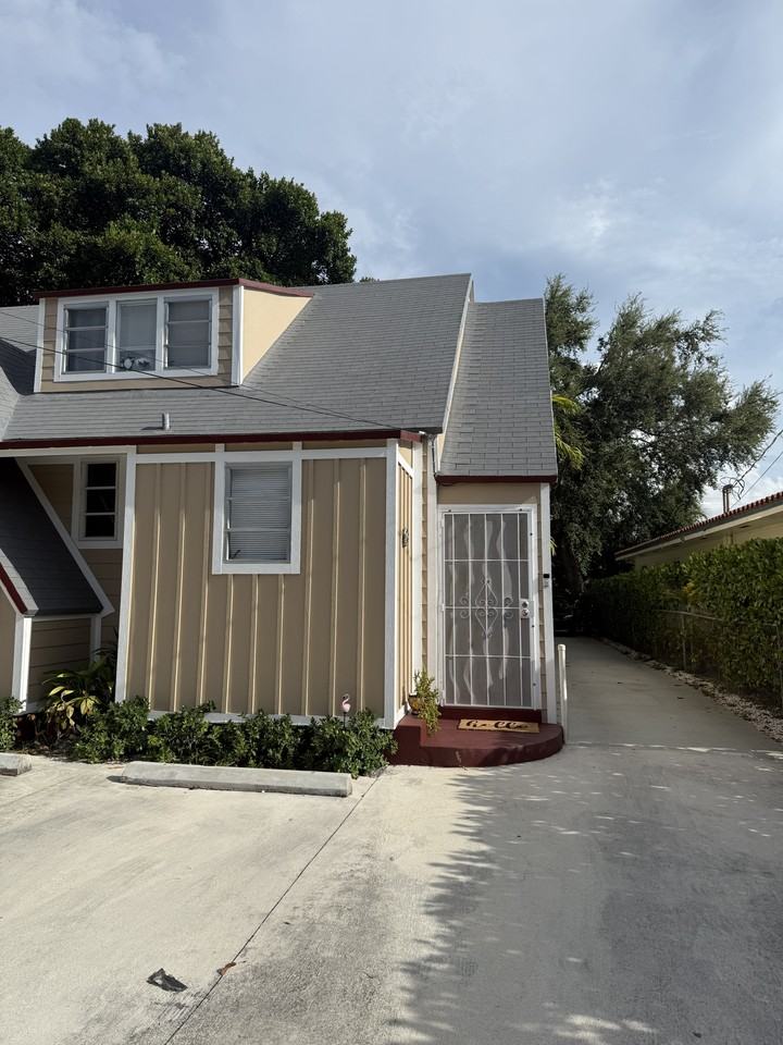 1410 Sw 19th Ter #1410 - Photo 2 of 20