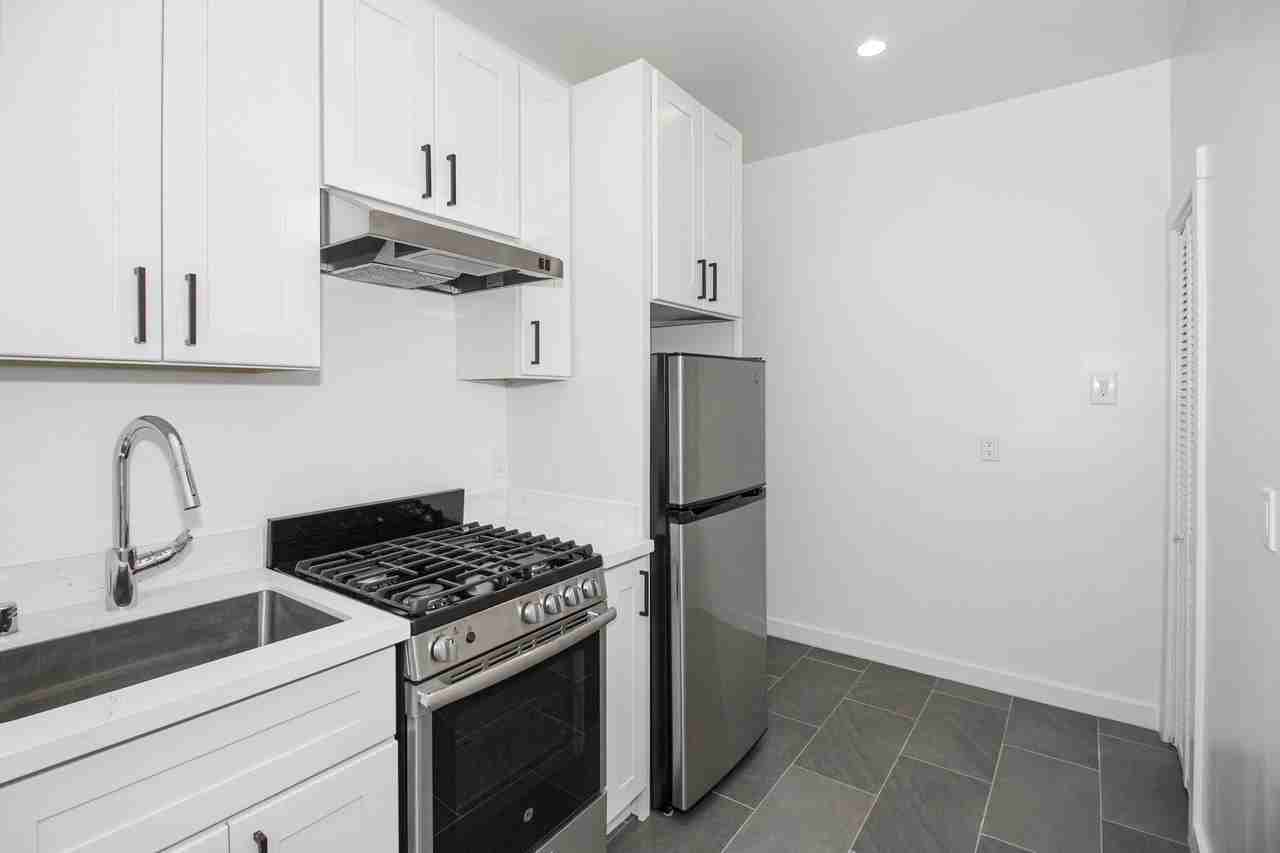 2128 Van Ness - Photo 4 of 33