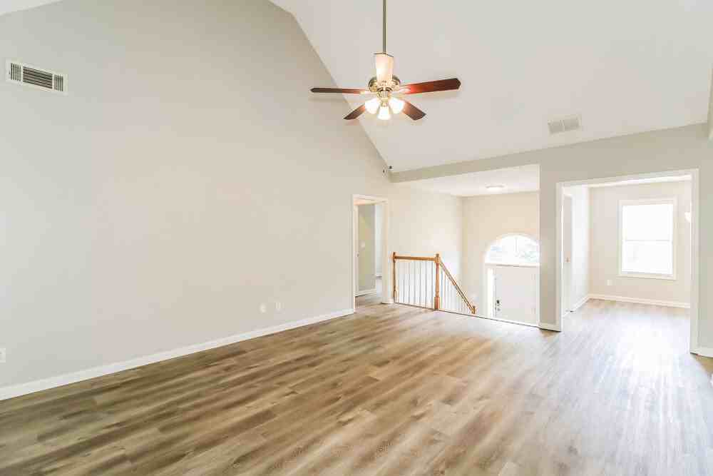215 Trelawney Pl - Photo 7 of 17