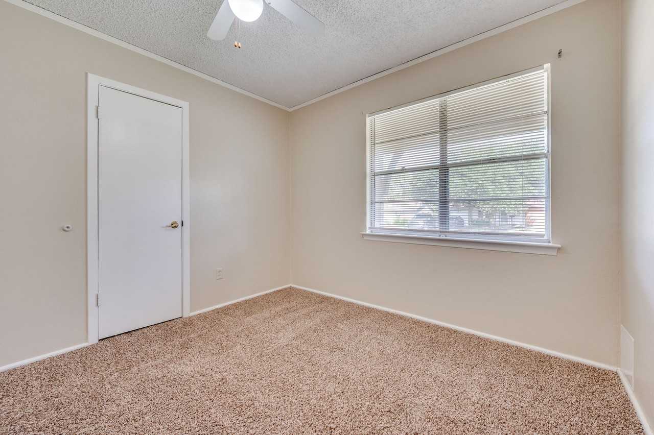 515 Stonewall Dr - Photo 2 of 10
