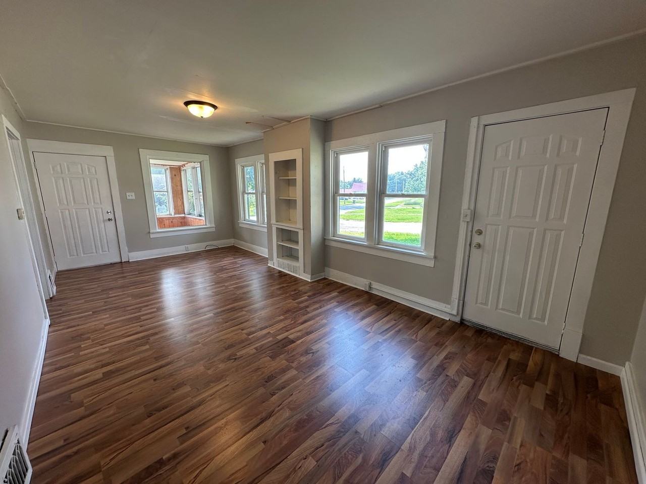 302 2nd St Nw - Photo 3 of 10