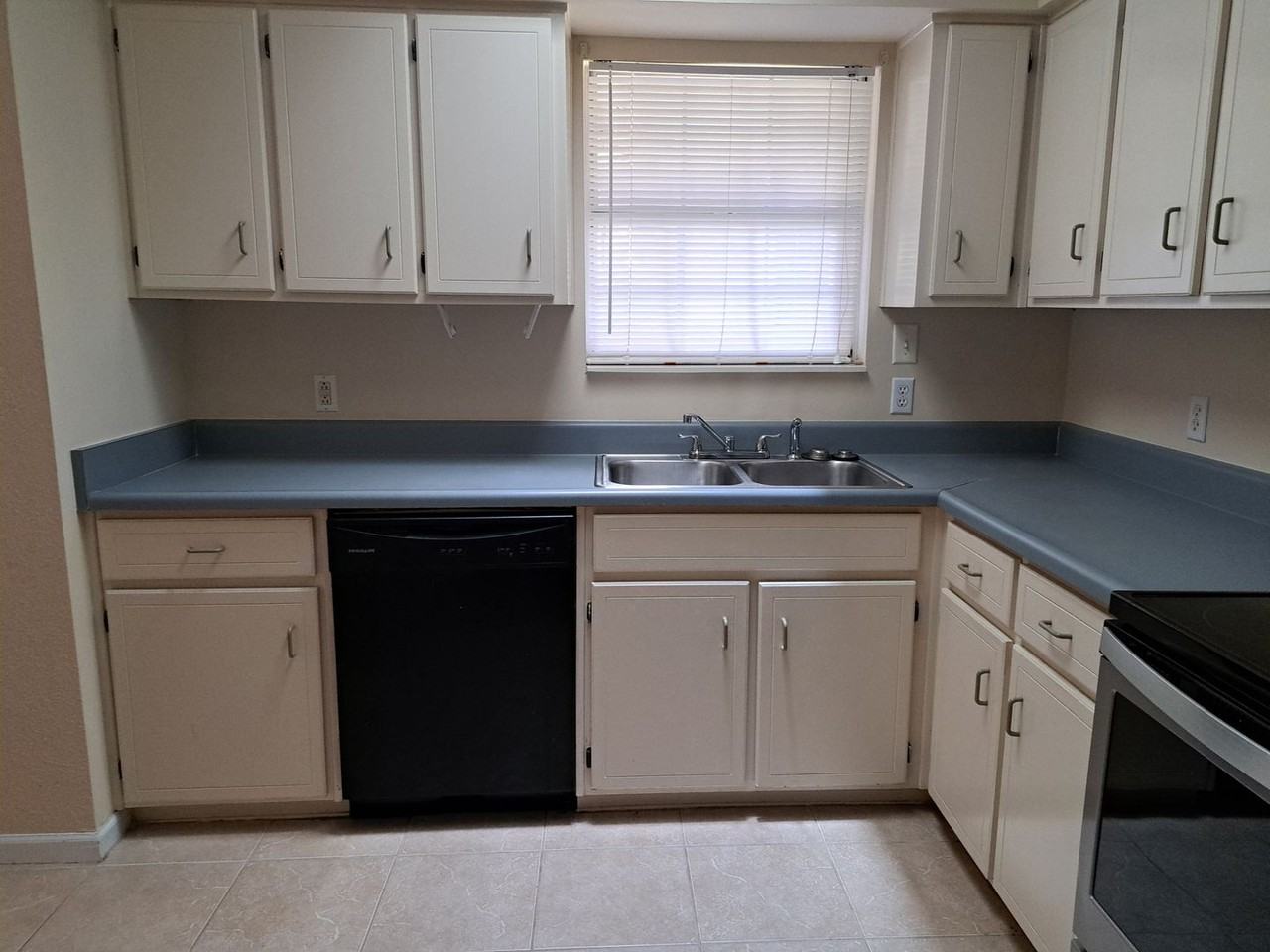 7727 Betty Louise Dr - Photo 2 of 29