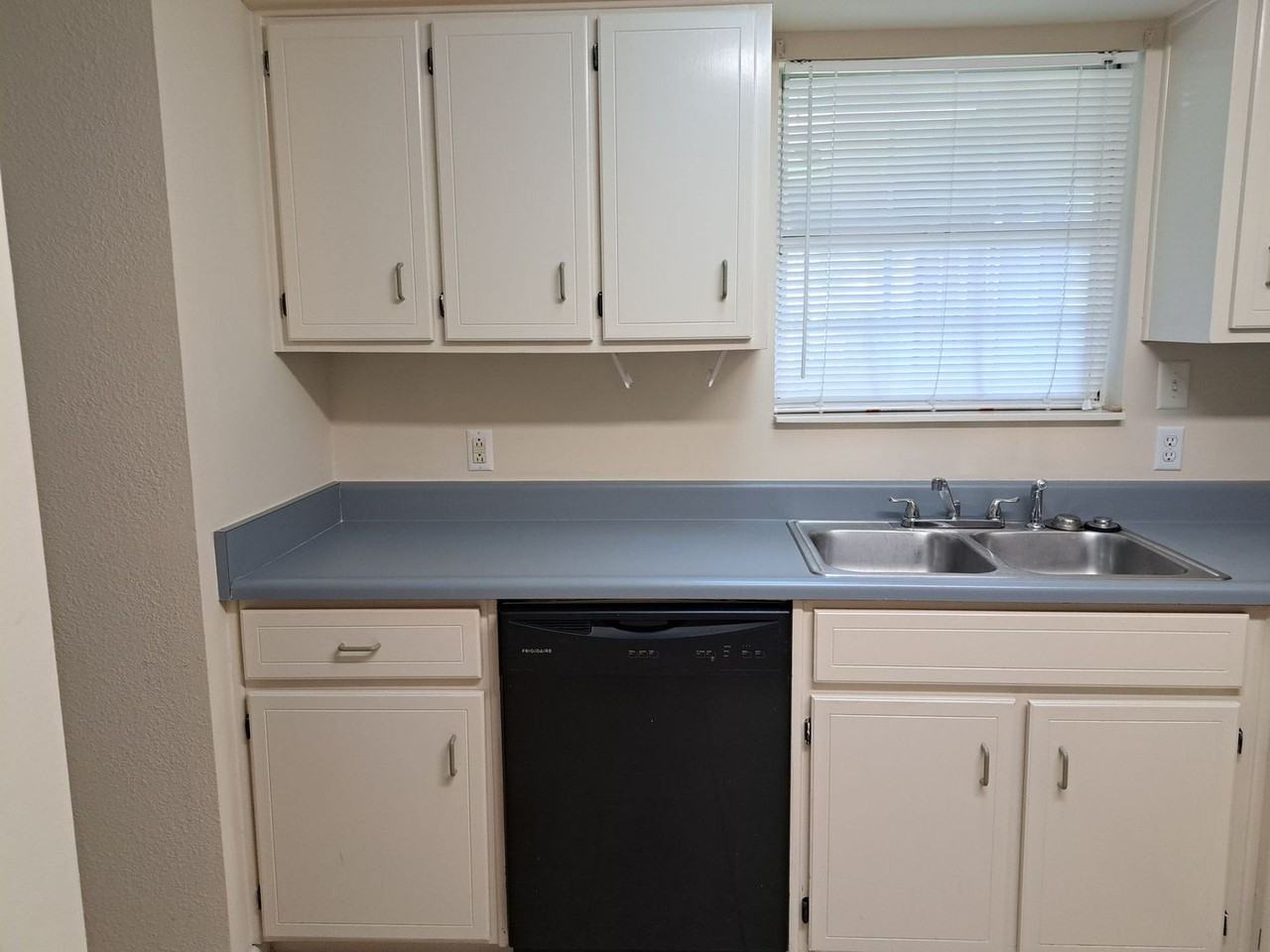 7727 Betty Louise Dr - Photo 3 of 29