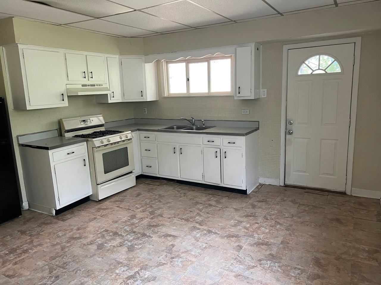 175 Grant Ave - Photo 2 of 8