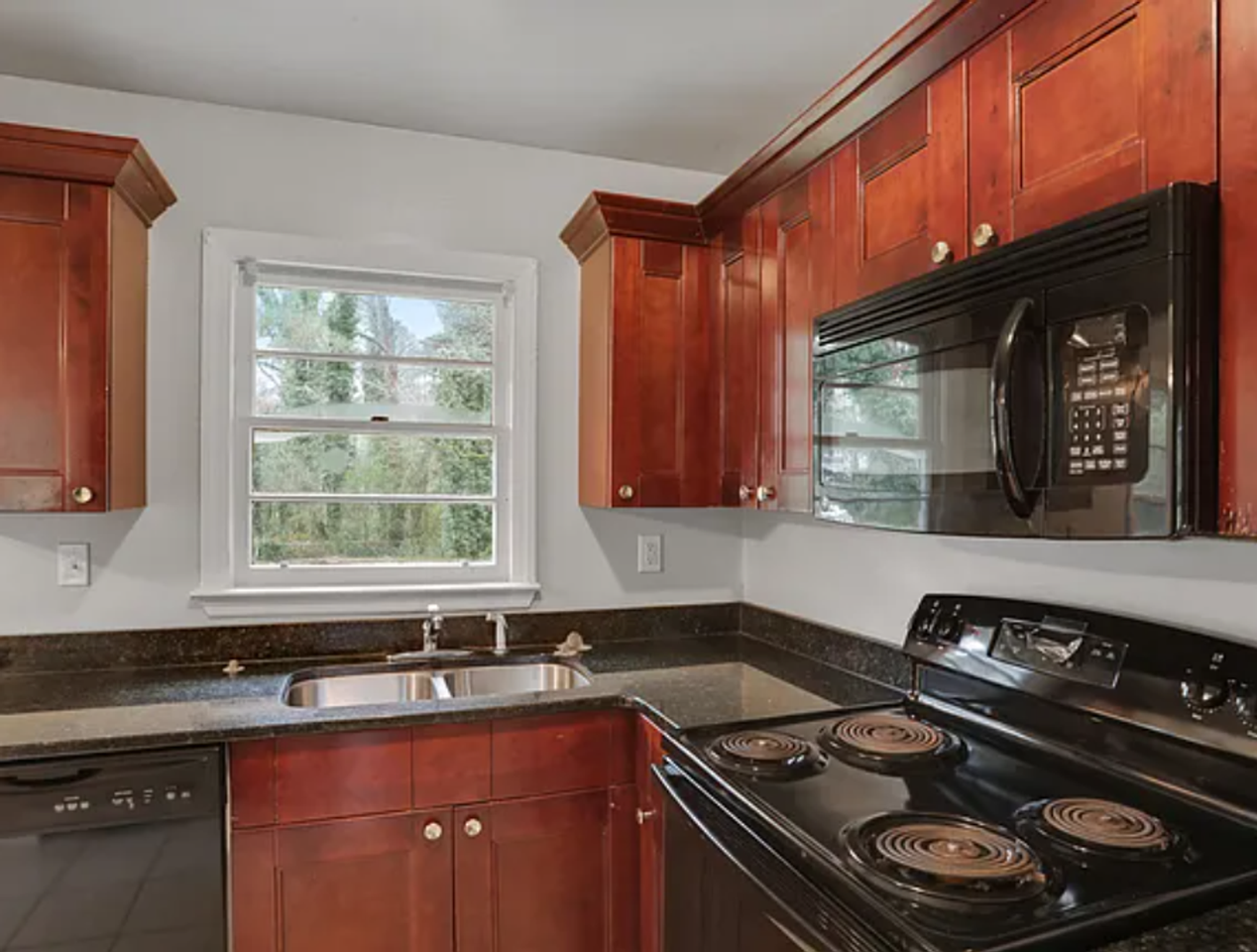 3243 Pinehill Dr - Photo 5 of 12