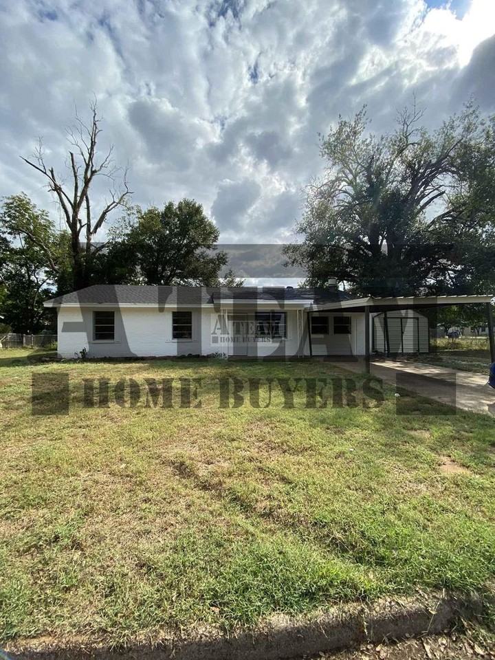 220 Lynn St - Photo 2 of 31