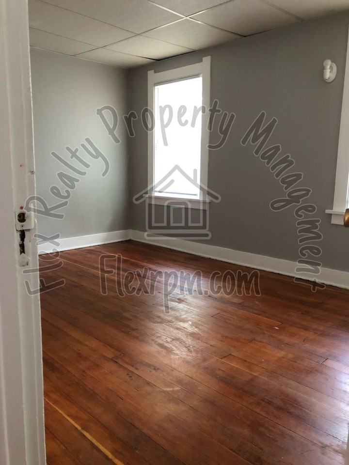 1808 Kensington Rd - Photo 3 of 11