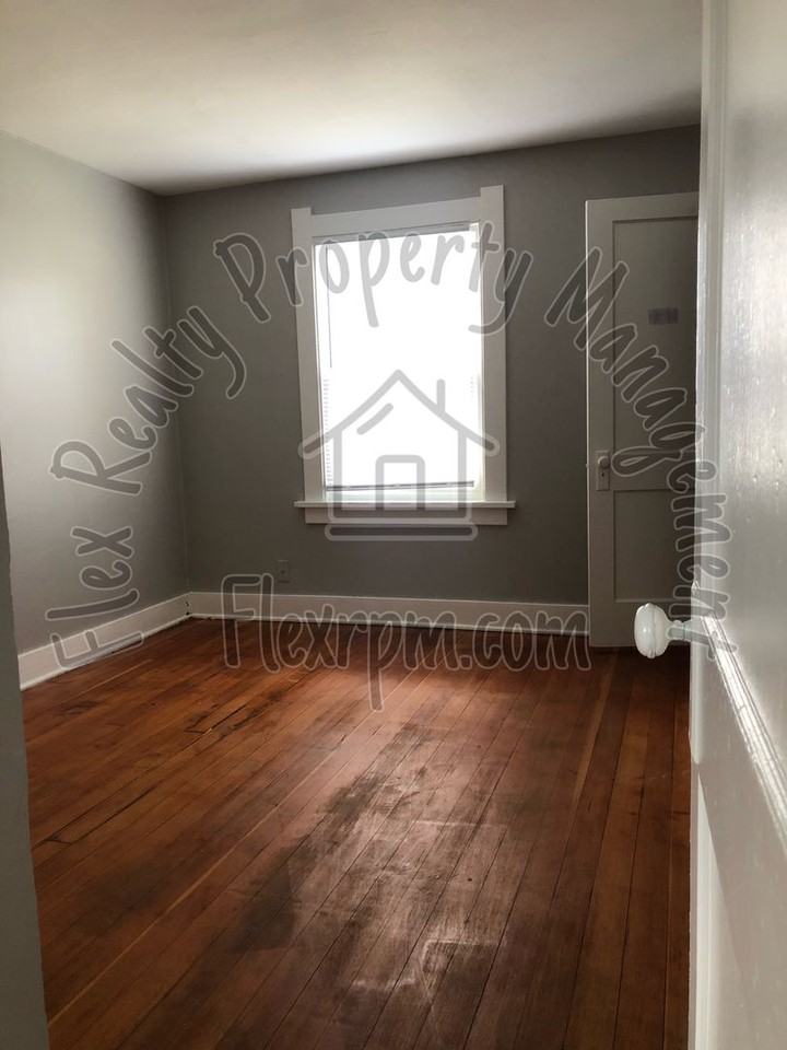 1808 Kensington Rd - Photo 4 of 11