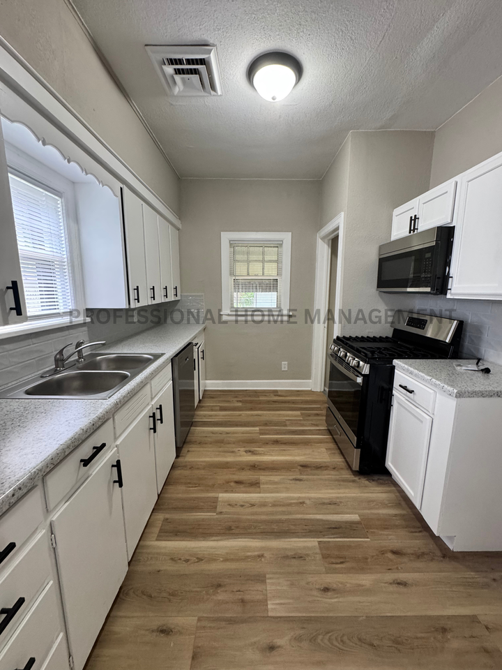 1221 N Pearce St - Photo 3 of 11