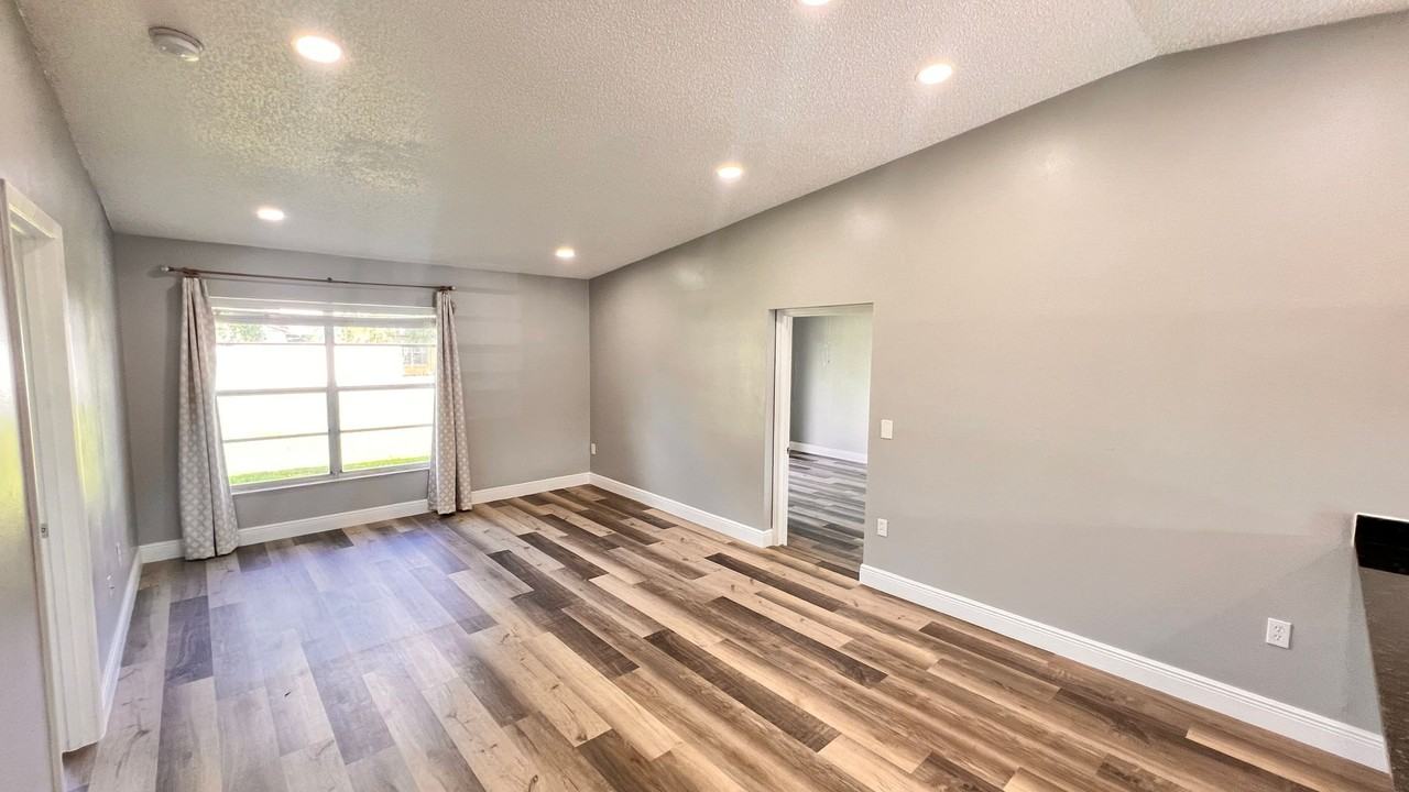 1184 Calanda Ave - Photo 6 of 27