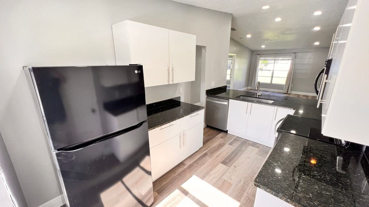 1184 Calanda Ave - Photo 7 of 27