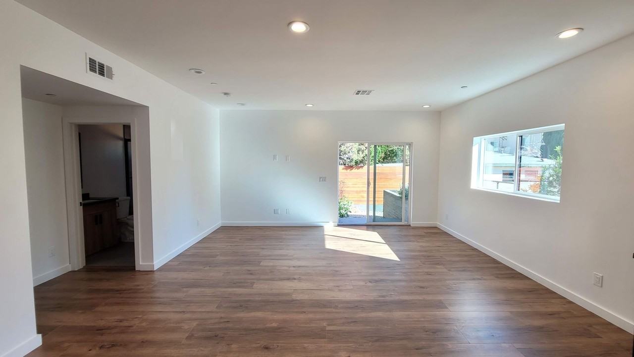 6034 Craner Ave - Photo 4 of 25