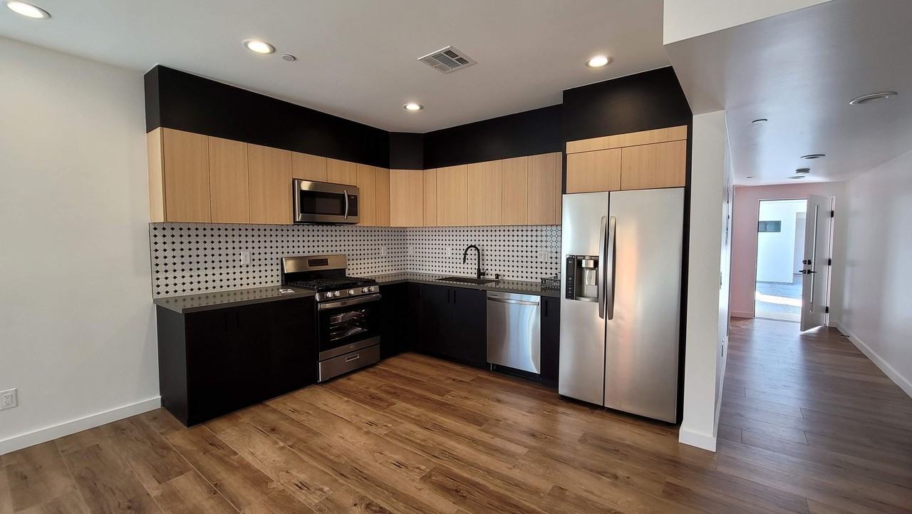 6034 Craner Ave - Photo 5 of 25
