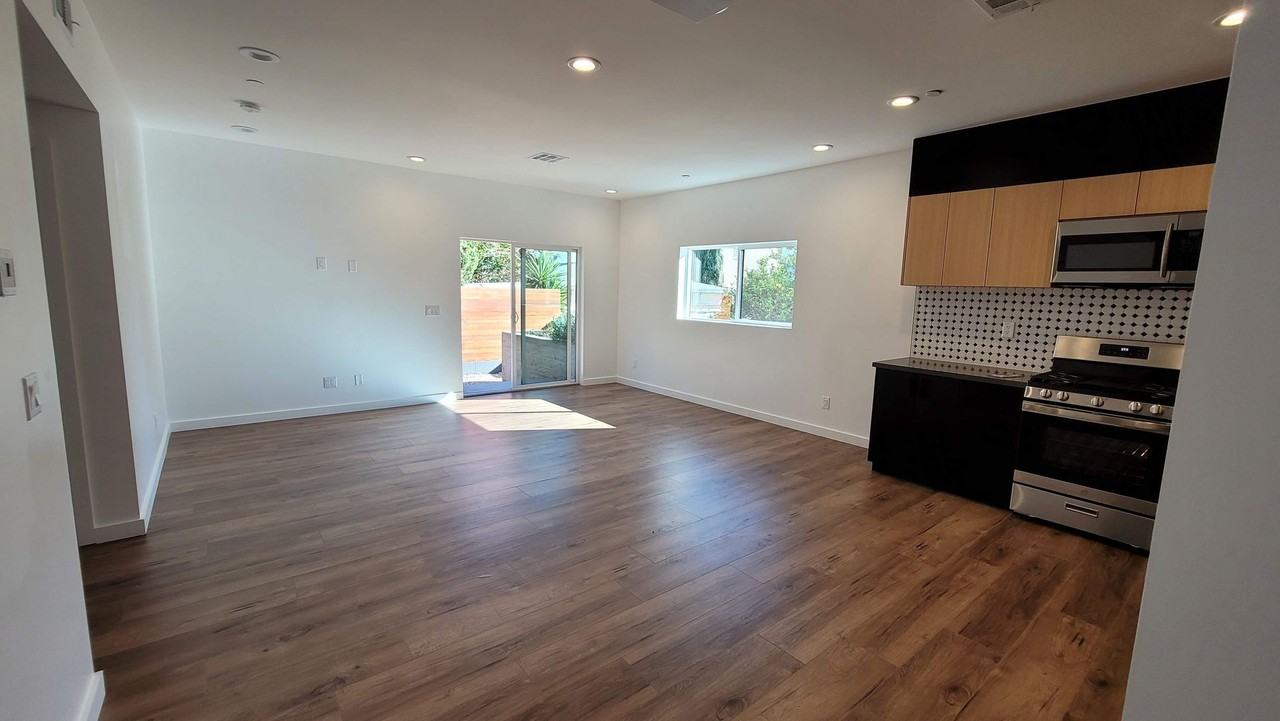 6034 Craner Ave - Photo 6 of 25