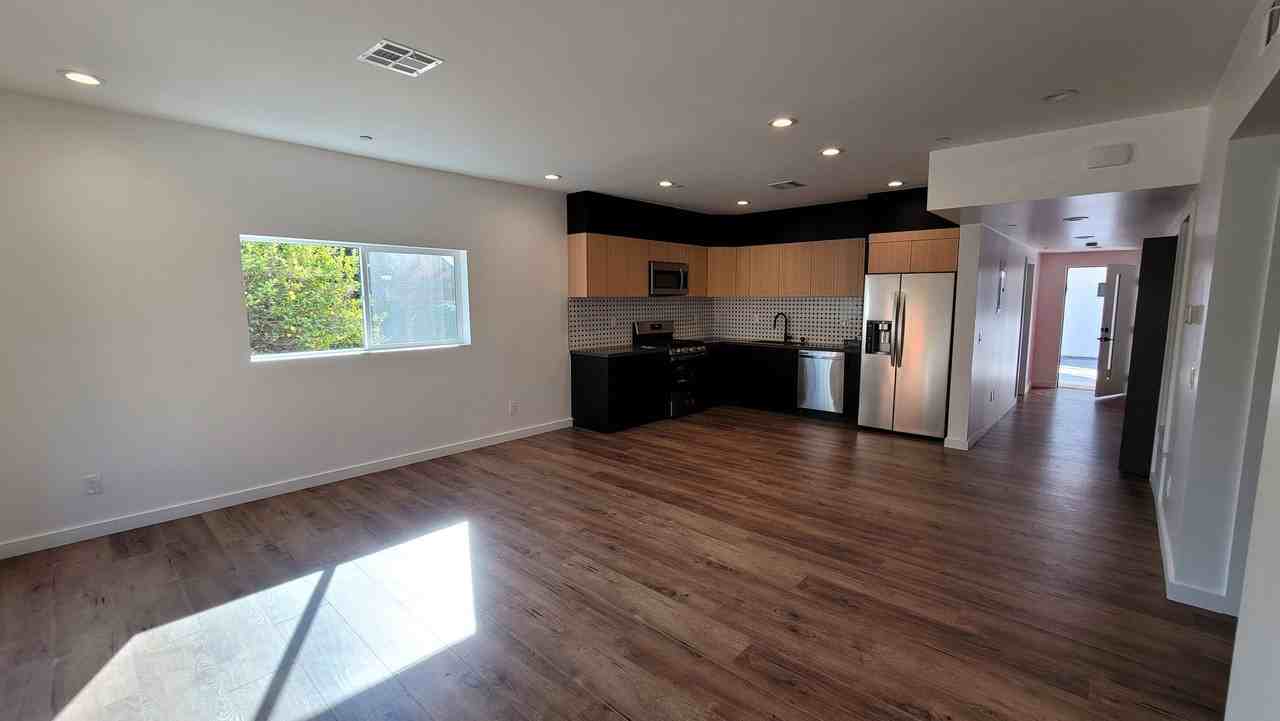 6034 Craner Ave - Photo 7 of 25