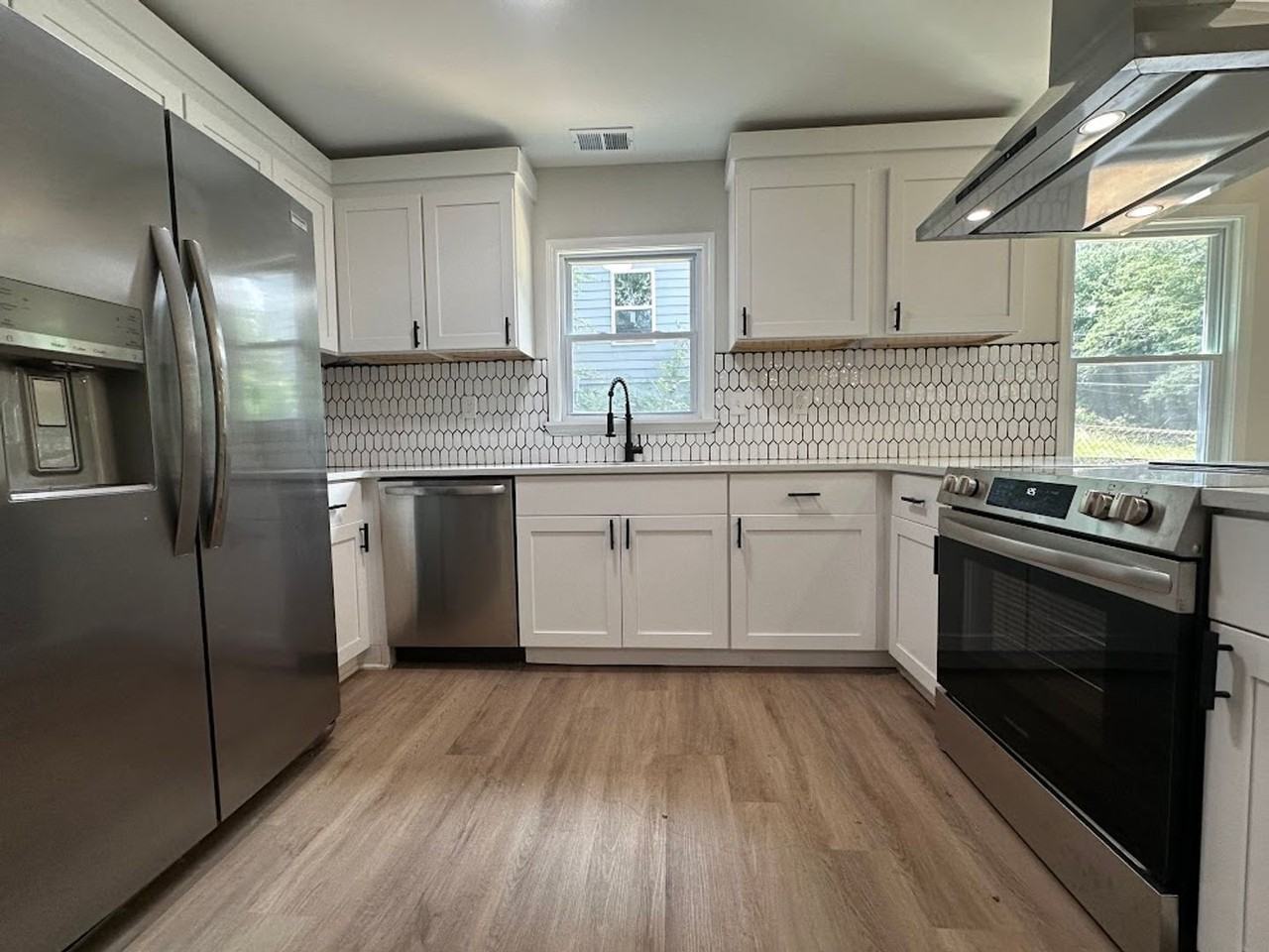 3393 Phillips Cir - Photo 2 of 11