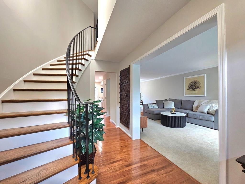 5988 Queenston St - Photo 2 of 29