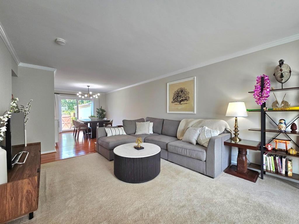 5988 Queenston St - Photo 3 of 29