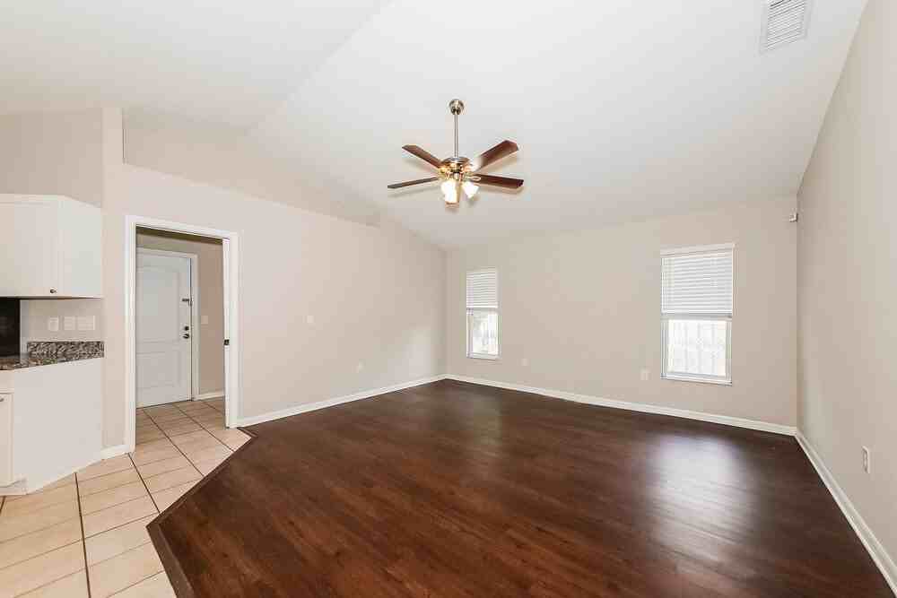 821 Mcarthur Ave - Photo 3 of 16