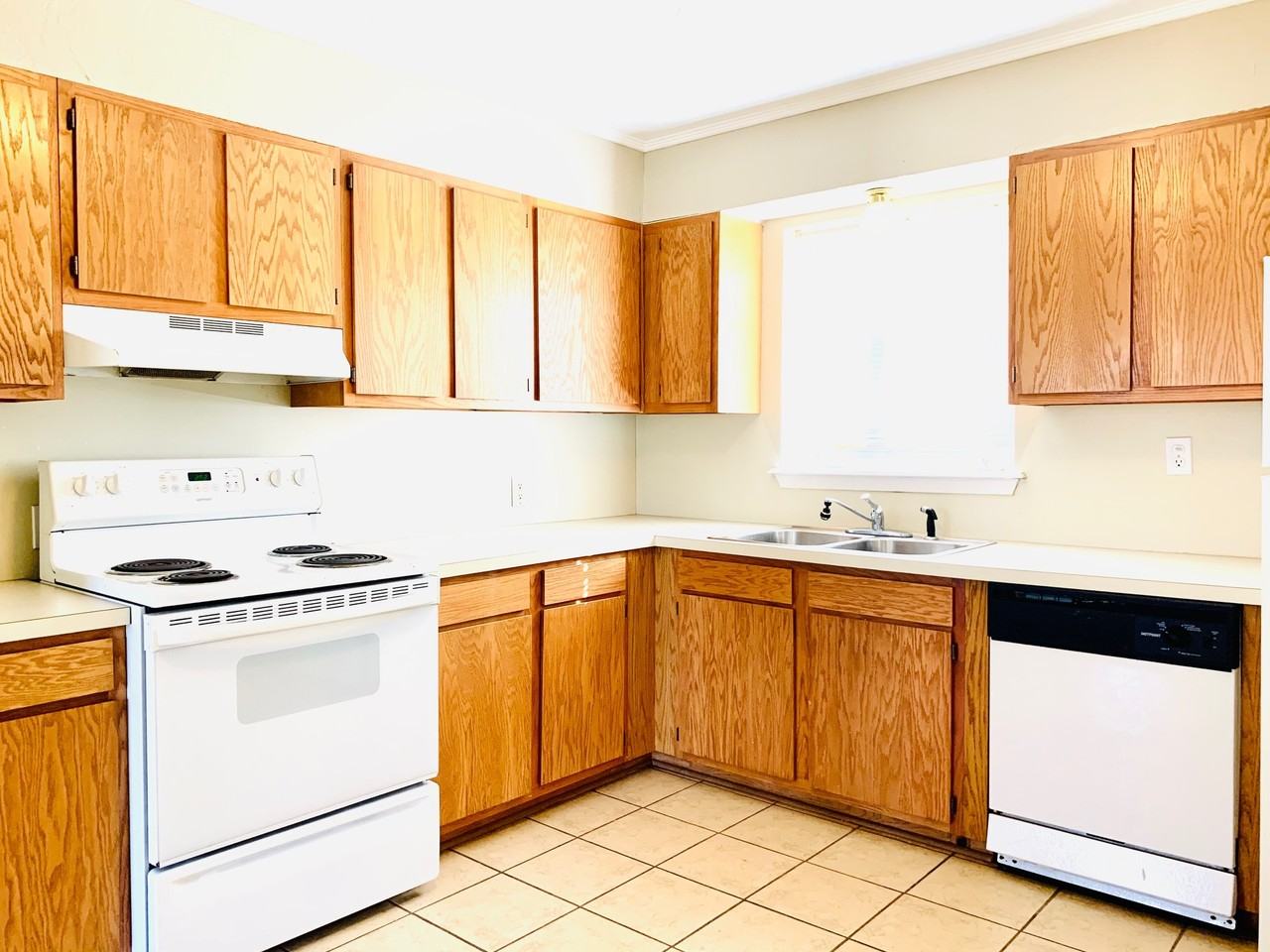 2916 Nw 67th St - Photo 2 of 9