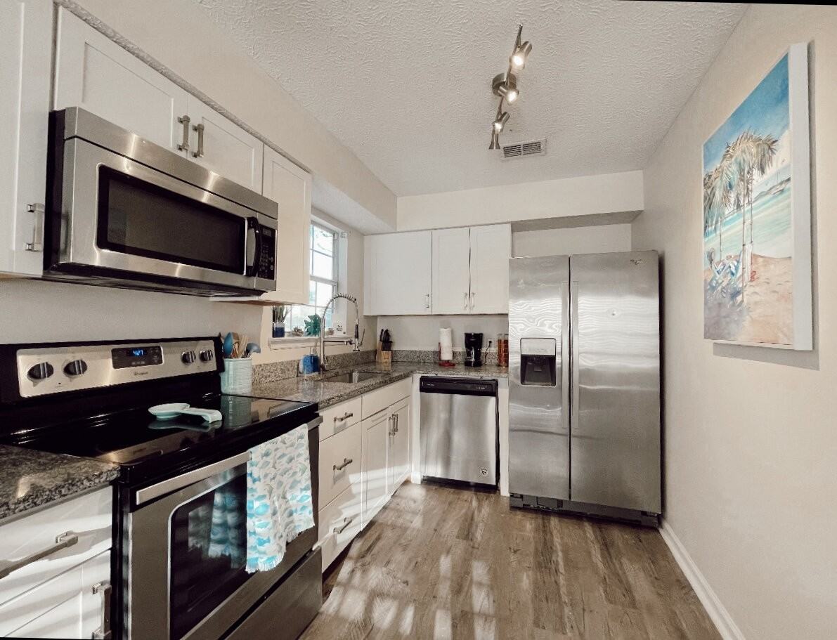 1716 Hickory Ave - Photo 2 of 9