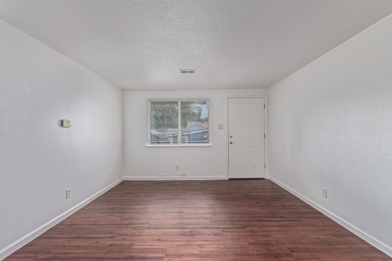 257 S Eliot St - Photo 7 of 31