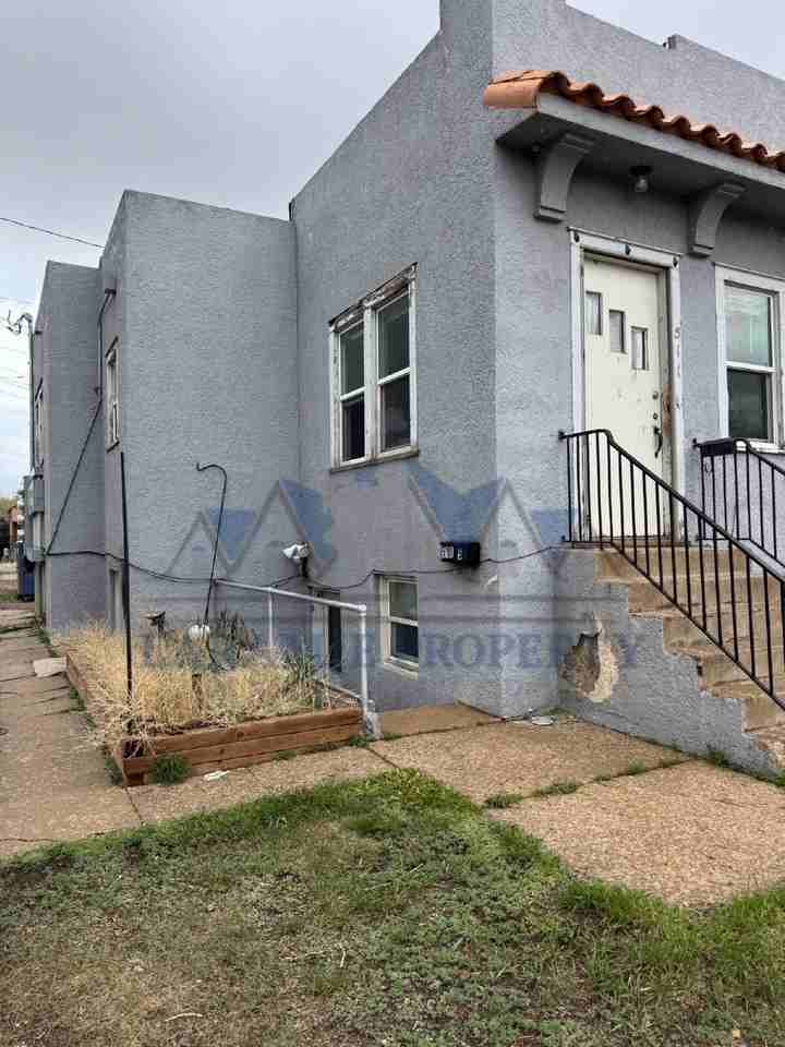 511 1/2 E Lewis St - Photo 3 of 14