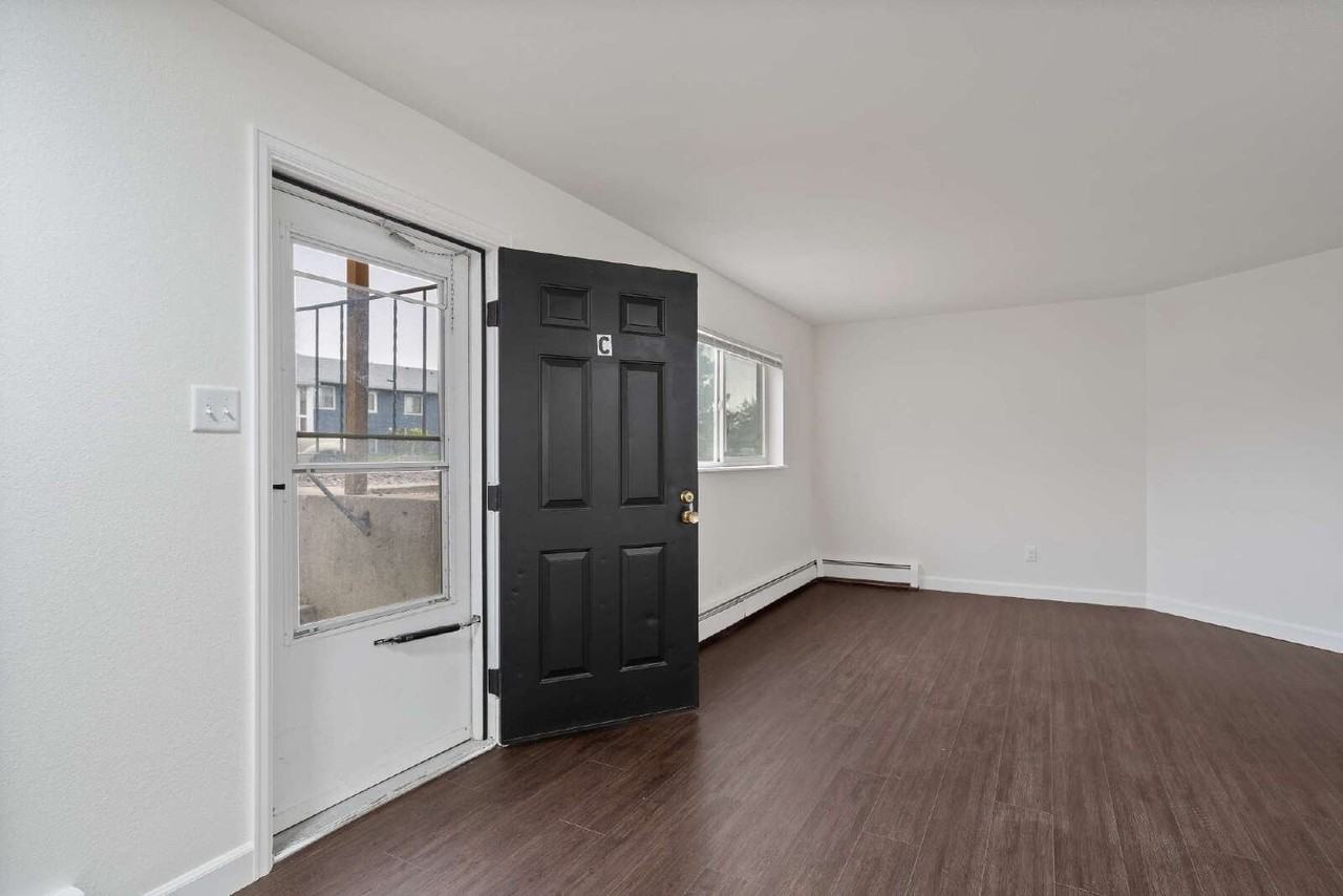 4930 King Arthur Way Apt D - Photo 4 of 17