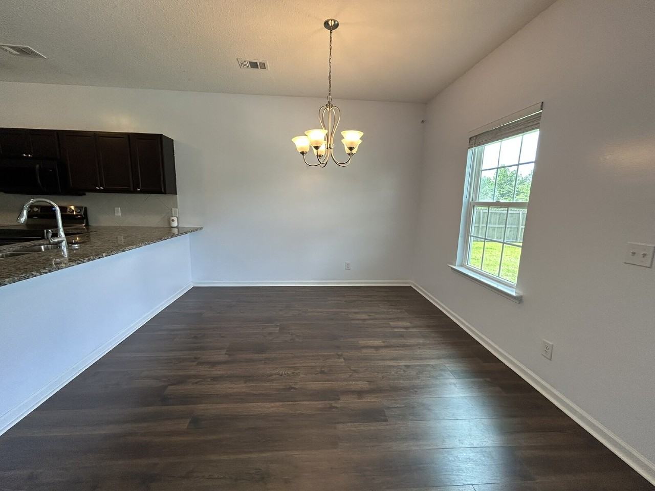 206 Summerhill Dr Ne - Photo 3 of 14