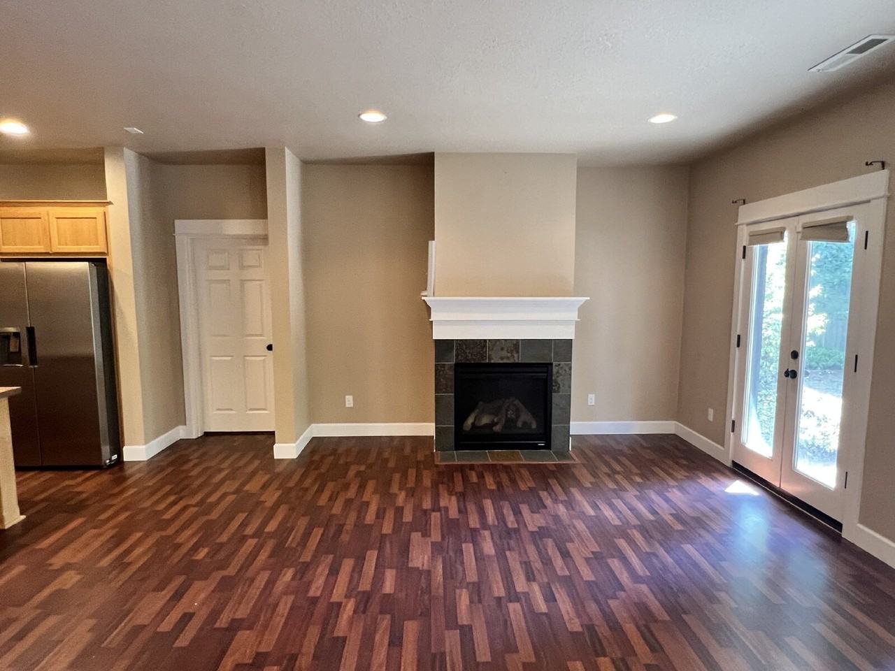 395 Ellie Ln - Photo 3 of 21