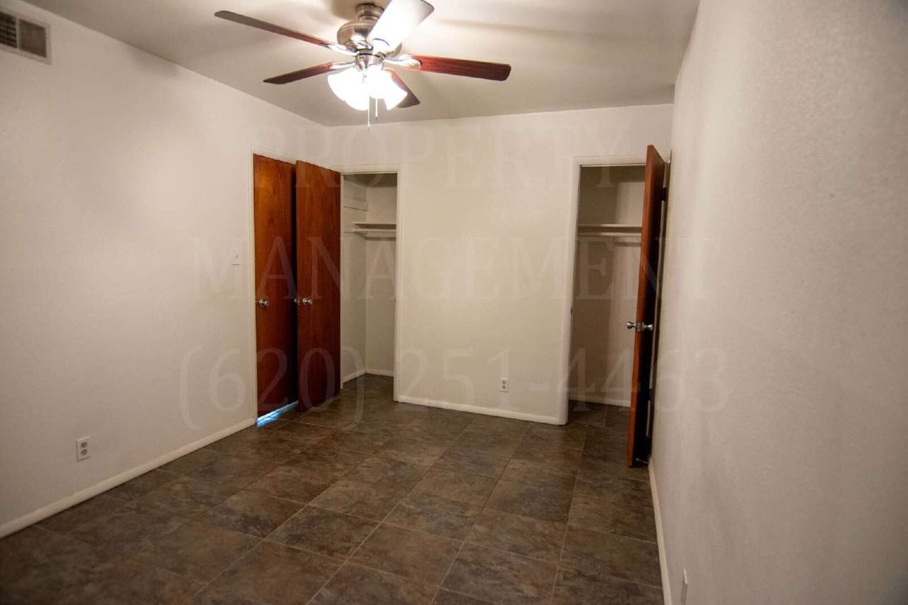 403 W 9th St - Photo 3 of 20