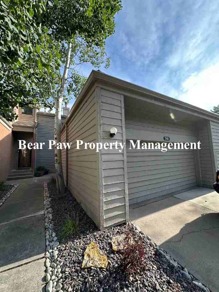 748 Ridgeside Dr - Photo 3 of 34