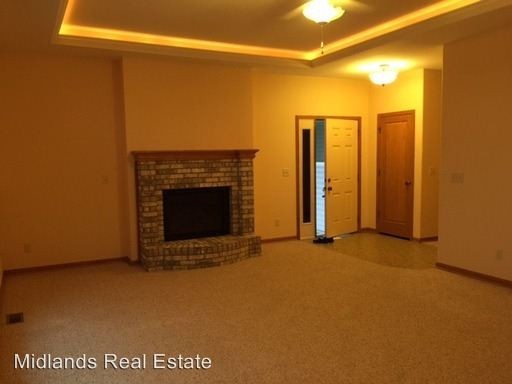 19720 Sterling Ct - Photo 3 of 9