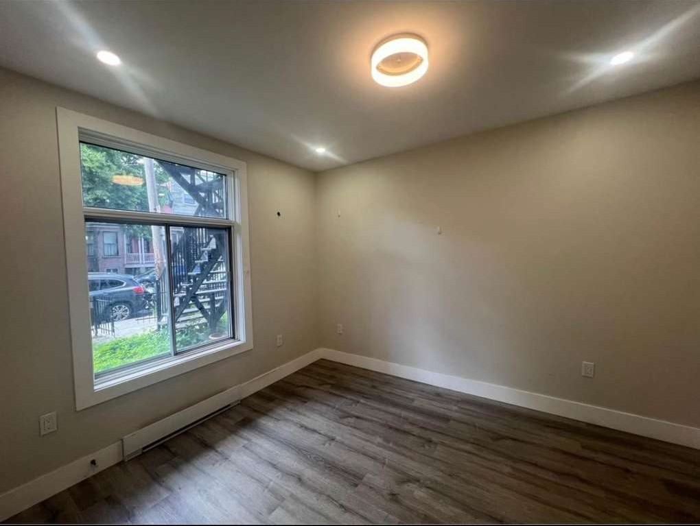 5587 Avenue de l'Esplanade - Photo 2 of 8