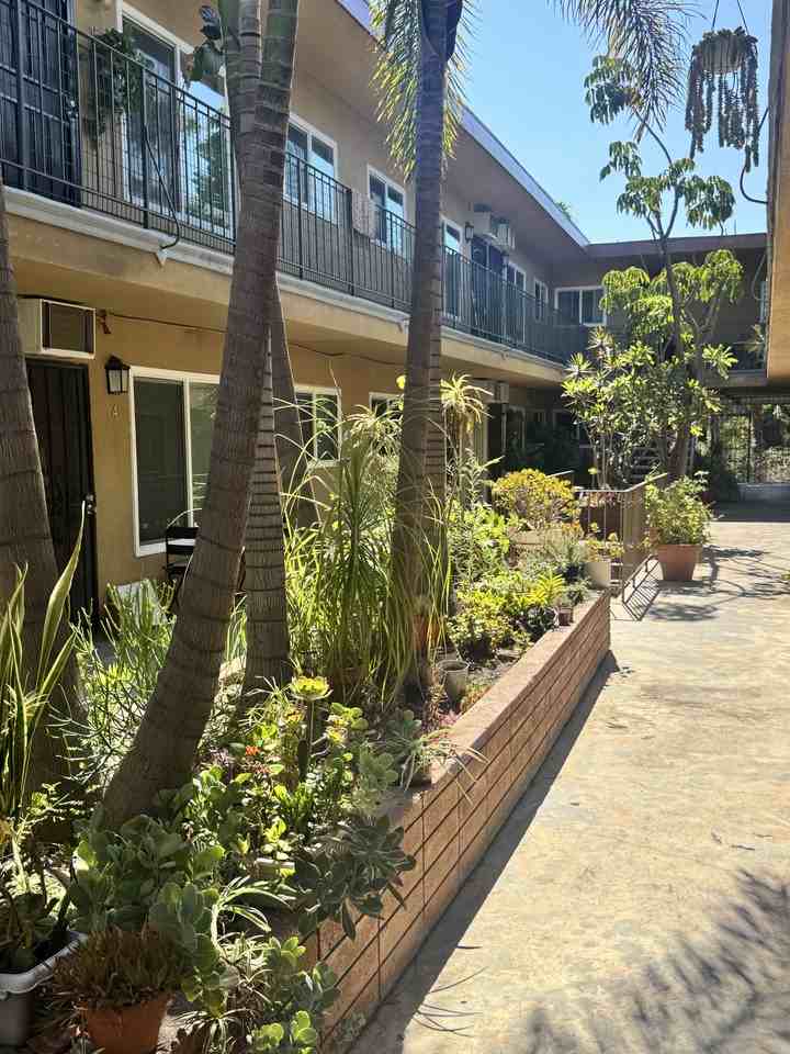 1300 N Laurel Ave #12