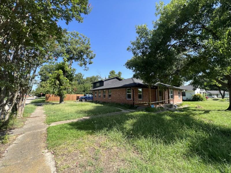 1017 Tosch Ln - Photo 2 of 15