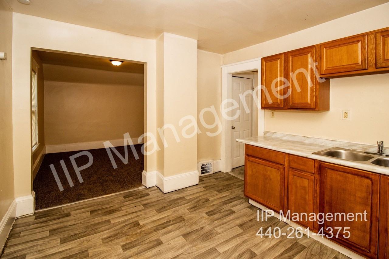 2142 West 105th Street #UP - Photo 4 of 17