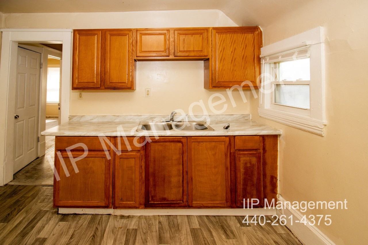 2142 West 105th Street #UP - Photo 5 of 17